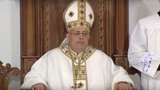 Il vescovo è profondamente addolorato per il prete…. mica per la (presunta) vittima
