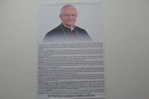 Il manifesto-choc contro il vescovo: “Vattene e lasciaci vivere in pace”