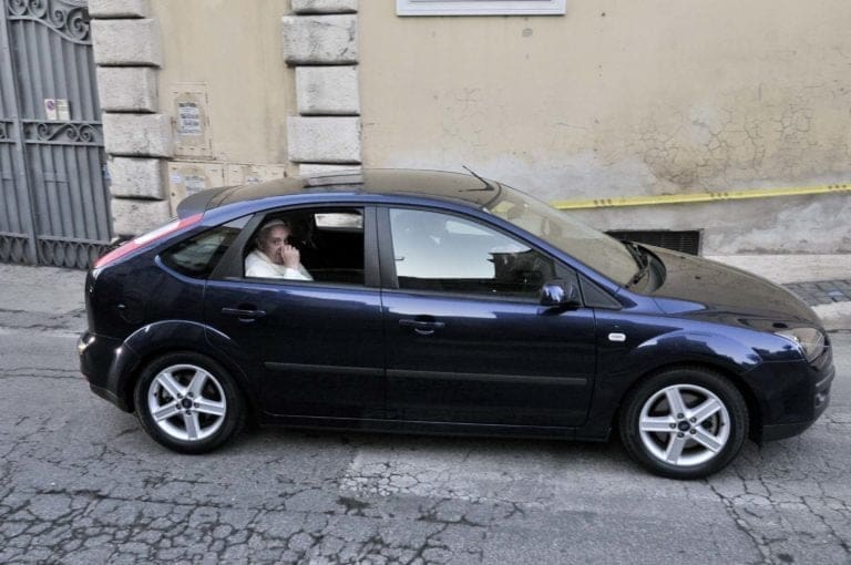 Francesco dai preti in terapia (con problemi di alcol e abusi)