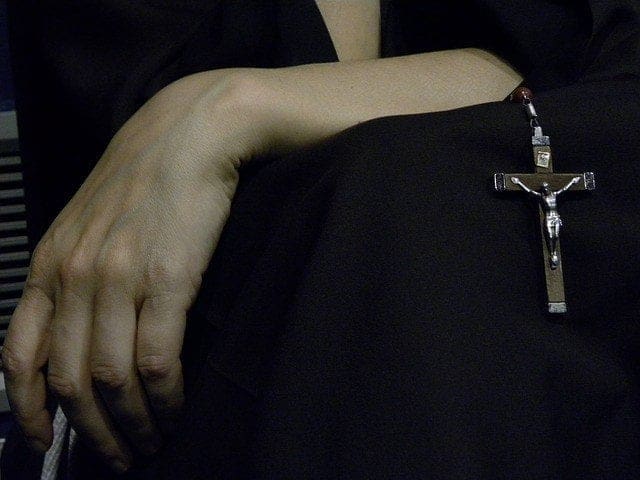 Suor Soledad, i perché della sentenza: «Indagini non approfondite, mistero su dettagli sessuali conosciuti dai bambini»
