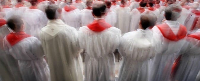 Prete pedofilo confessa, condannato a 5 anni ma la diocesi non lo sospende