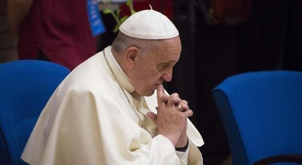 Il Papa si commuove per la storia di suor Giulia, vittima per anni degli abusi di un prete orco