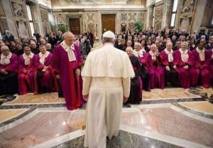 L’ipotesi di cassare la riforma di Wojtyla contro i preti pedofili