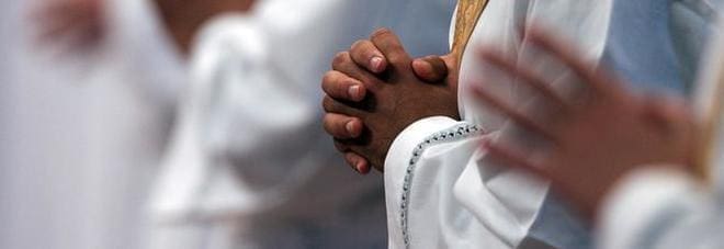 Il prete condannato: «Non sono un pedofilo, le mie erano carezze»