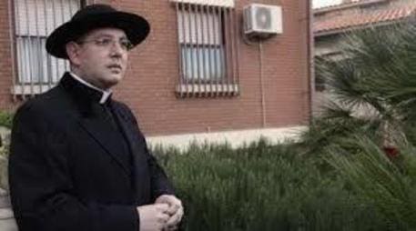 Violenza sessuale su minori, Il pm: “processate don Pascal Manca”