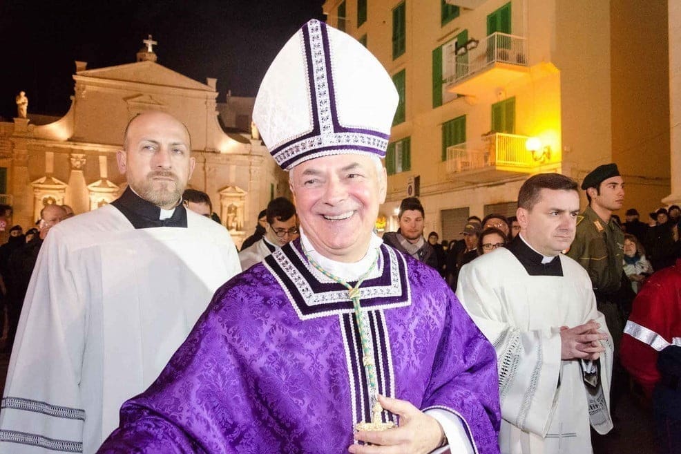 Scandalo prete pedofilo a Foggia, le telecamere della D’Urso alla ricerca di Mons. Cornacchia
