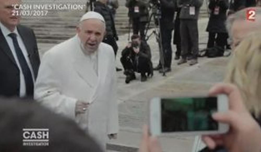La reazione di Papa Francesco quando una giornalista le chiede del caso Grassi