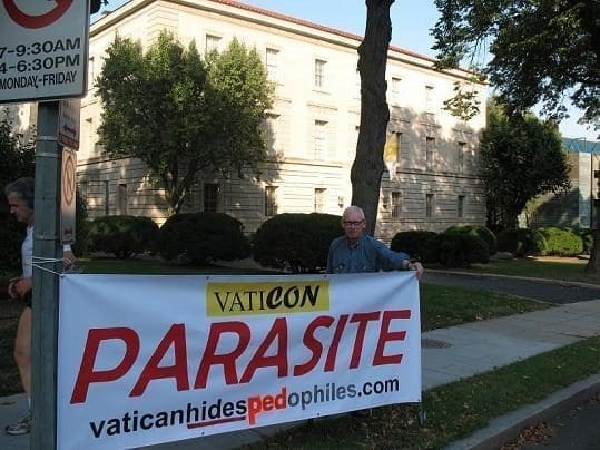 La storia di Jon Wojnowski che da 18 anni protesta davanti all’ambasciata vaticana a Washington.