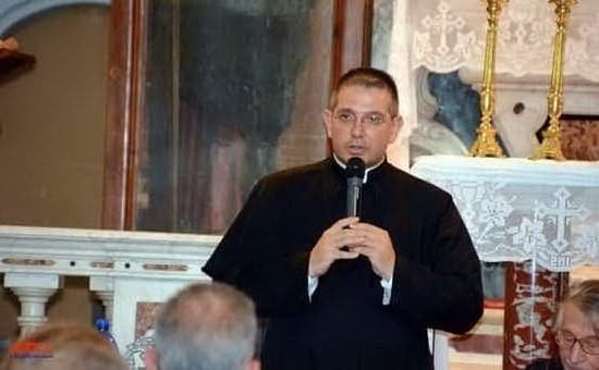 Abusi su minori: prete condannato 8 anni