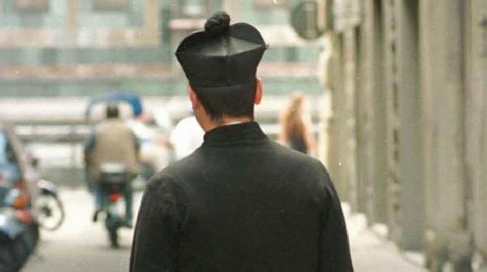 Abusi sessuali su minorenne: nel mirino un sacerdote