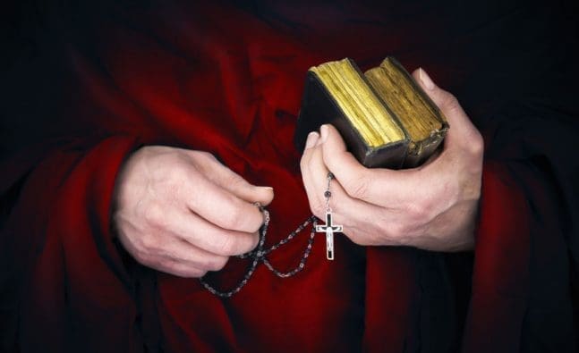 Tutto tace sui preti pedofili, così il demone celebra messa. In tre anni la commissione vaticana ha fatto poco