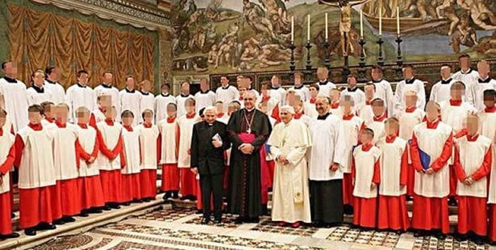 Violenze sui bambini del Coro di Ratisbona: il 30ennio di Georg Ratzinger e quella promozione del cardinale Müller