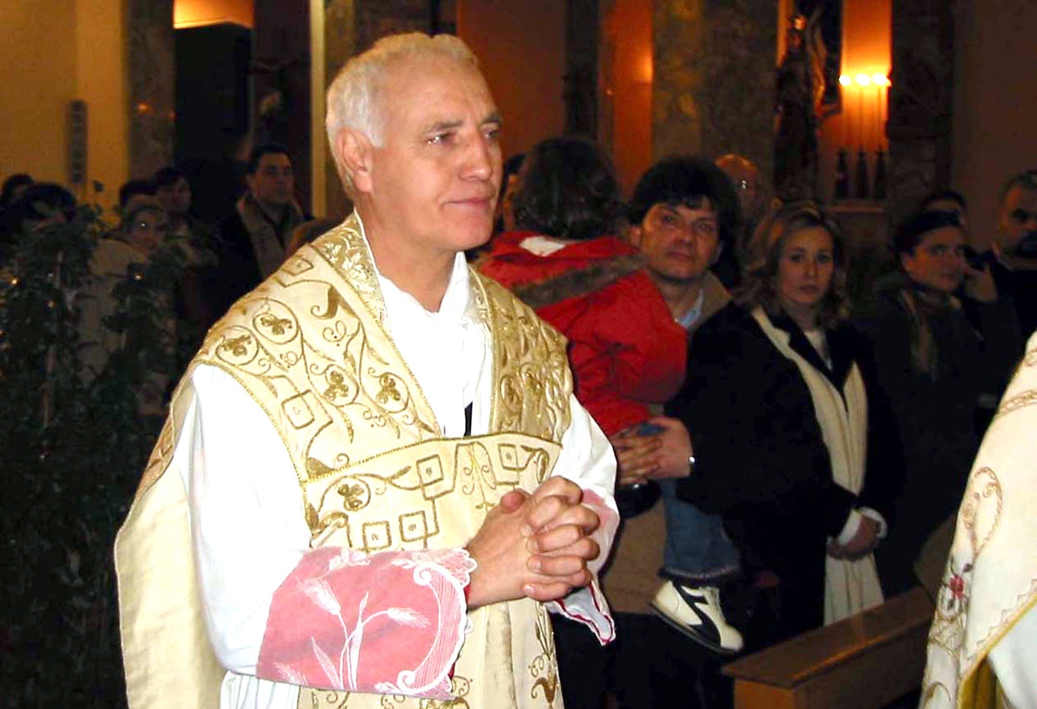 Sei anni per pedofilia: fa ancora il prete
