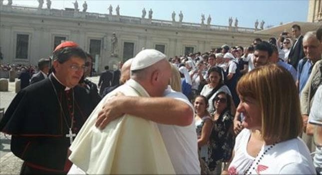 Il Papa chiede “perdono” alle vittime del Forteto: l’abbraccio in piazza S. Pietro