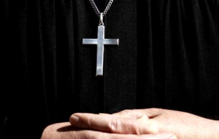 Pedofilia, condannato a 8 anni di carcere l’ex parroco che abusò di un chierichetto a Brindisi