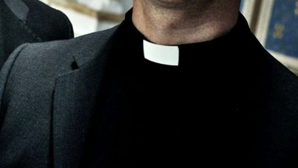 Collezionava foto di bimbi nudi, “Condannate prete pedofilo”