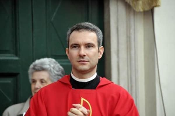 Pedopornografia: Mandato d’arresto per Monsignor Carlo Capella