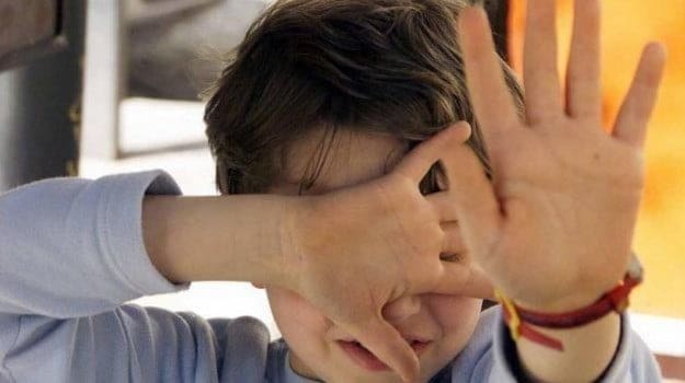 “Punta un coltello e e abusa di un ragazzo”, sacerdote indagato a Catania