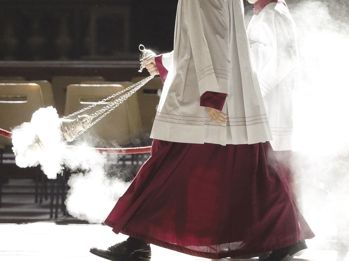 Vaticano, le accuse del chierichetto: «Mi ha molestato, ora fa il prete»