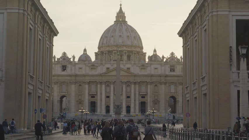 Vaticano, il cardinale Comastri si difende: «Non ci furono abusi nel pre-seminario, le indagini partirono subito dopo le lettere anonime»