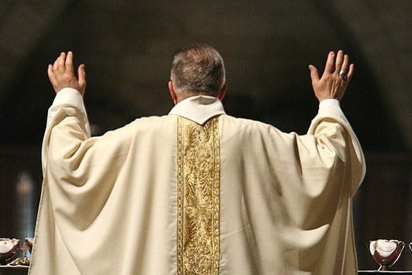 Lecce, sacerdote indagato per violenza sessuale su una 14enne. I pm: “La madre sapeva”