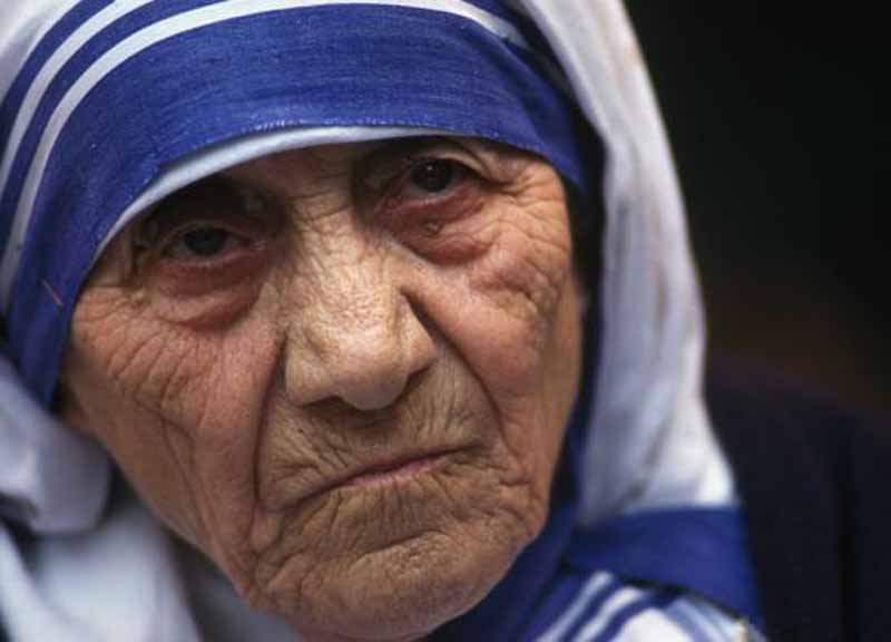 Madre Teresa e il conto allo Ior.Nel libro di Nuzzi abusi su chierichetti e…