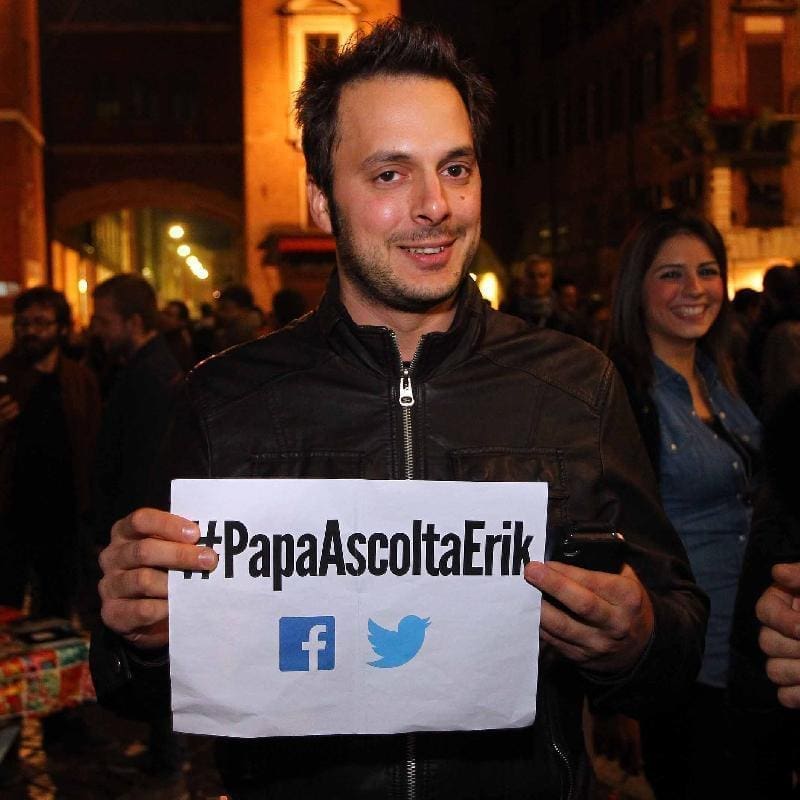 “Un prete pedofilo stuprò mia madre. Papa Francesco faccia giustizia”