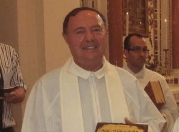 Anziano sacerdote accusato di molestie su due sorelle