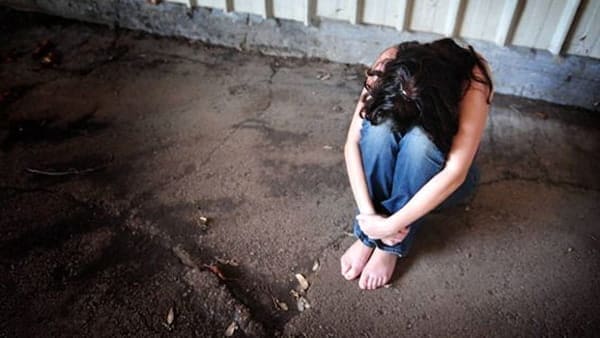 ‘Vendeva’ la figlia 12enne, arrestata mamma del mostro: tra i clienti un prete