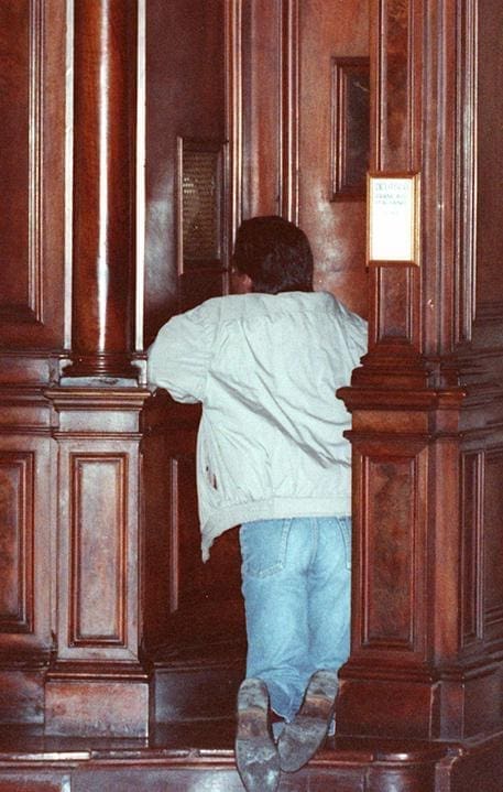 Napoli, ex chierichetto accusa: “Don Silverio iniziò ad abusare di me in sagrestia. Avevo 11 anni”