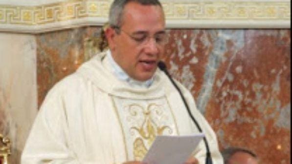 La doppia vita del prete predatore