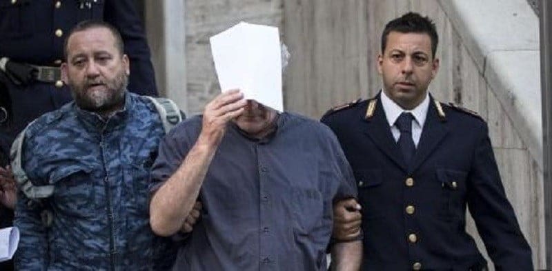 Don Dino, 1.700 foto di bimbi nudi sul pc. Lui si difende: “Erano soltanto provini hard”