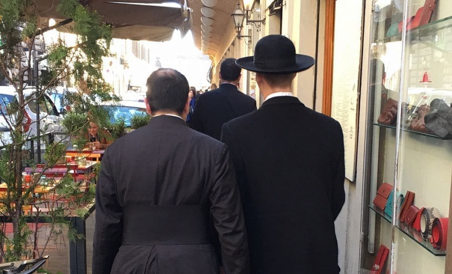 Inchiesta sui preti gay, c’è anche un caso di pedofilia. Una chat per gli incontri a luci rosse tra sacerdoti