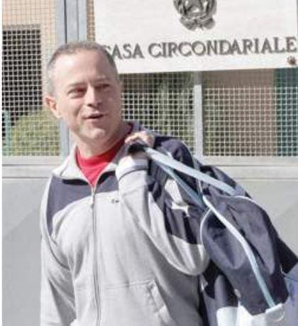 Don Lu, prete a metà: pur riabilitato dalla Chiesa, non potrà né insegnare né sposare