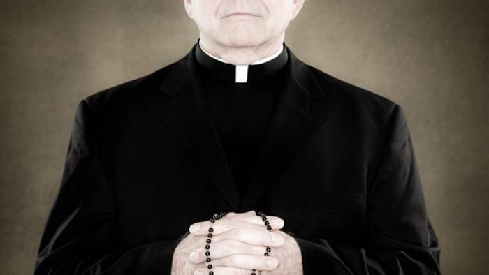 In Curia la lista dei preti gay: ecco le loro diocesi – Tra loro anche un monsignore ai domiciliari per abuso di minore