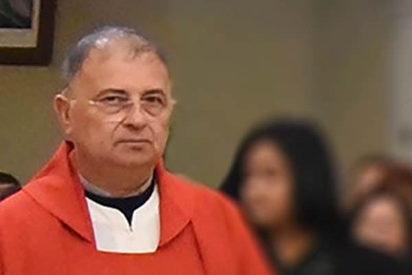 La rabbia delle mamme contro il prete accusato di abusi sessuali
