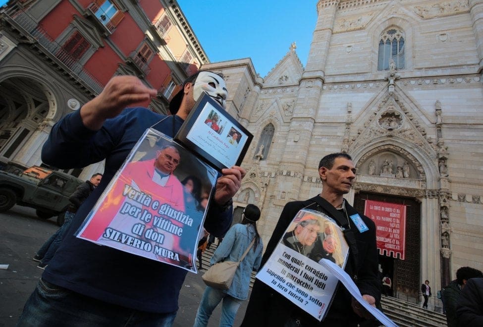 “Quel prete mi ha rovinato la vita”: la protesta estrema delle vittime di pedofilia, che raccontano gli abusi davanti al Duomo di Napoli