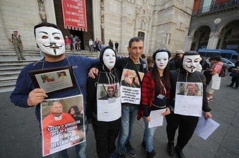 Napoli, in piazza le vittime dei preti pedofili: «Intervenga Papa Francesco»