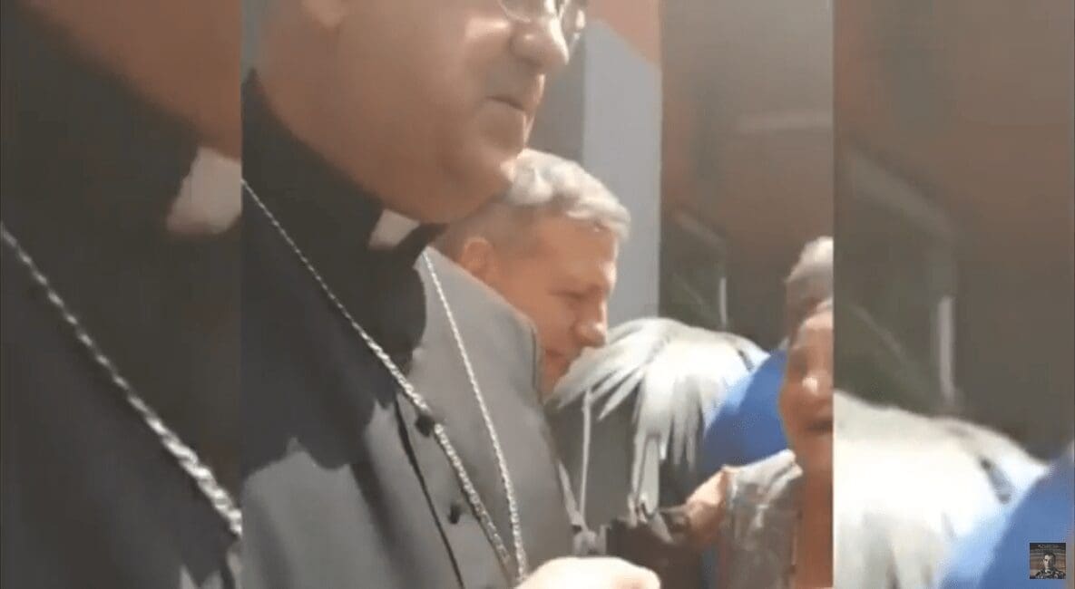 Diego Esposito a caccia del cardinale Sepe; gli promette un incontro