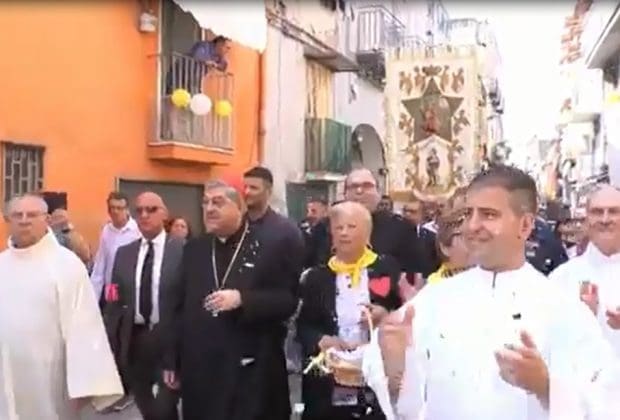 IL CARDINALE SEPE FARFUGLIA E NON RISPONDE SULLA VICENDA DEL PARROCO DI PONTICELLI ACCUSATO DI ABUSI SESSUALI