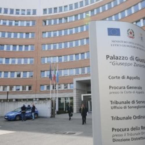Pedofilia, prete arrestato nel Bresciano per abusi su un minore: condannato a 5 anni