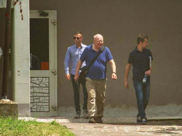 «Non può stare qui»: raccolta firme contro il prete accusato di pedofilia
