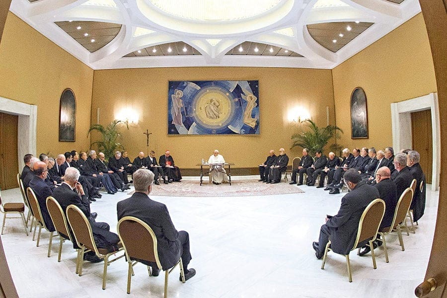 Cile, riunione dei vescovi sugli abusi. La Procura: 158 religiosi sotto indagine