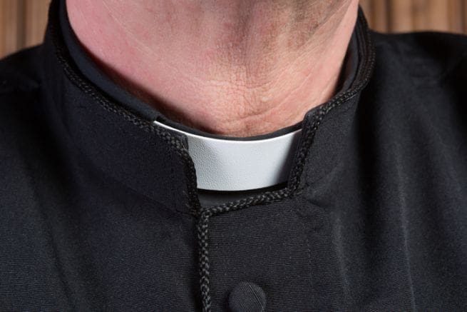 Il parroco sorpreso in auto con una bambina di 10 anni fa parte della Diocesi Sabina-Poggio Mirteto, ora è agli arresti per violenza sessuale aggravata