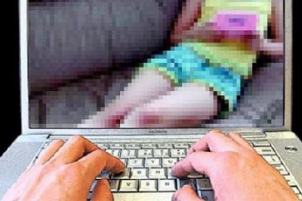 Filmavano bimbi in spiaggia e si scambiavano foto su Facebook: nella rete dei pedofili anche un diacono