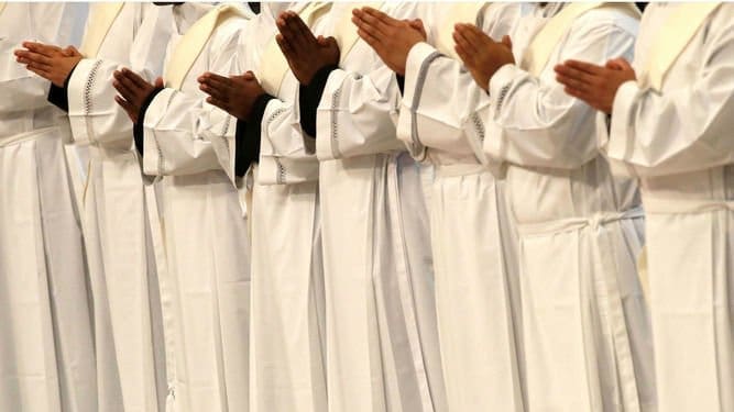 Chiesa e omosessualità: “Io, iniziato al sesso dal mio superiore”. Storie di seminario su FqMillenniuM in edicola