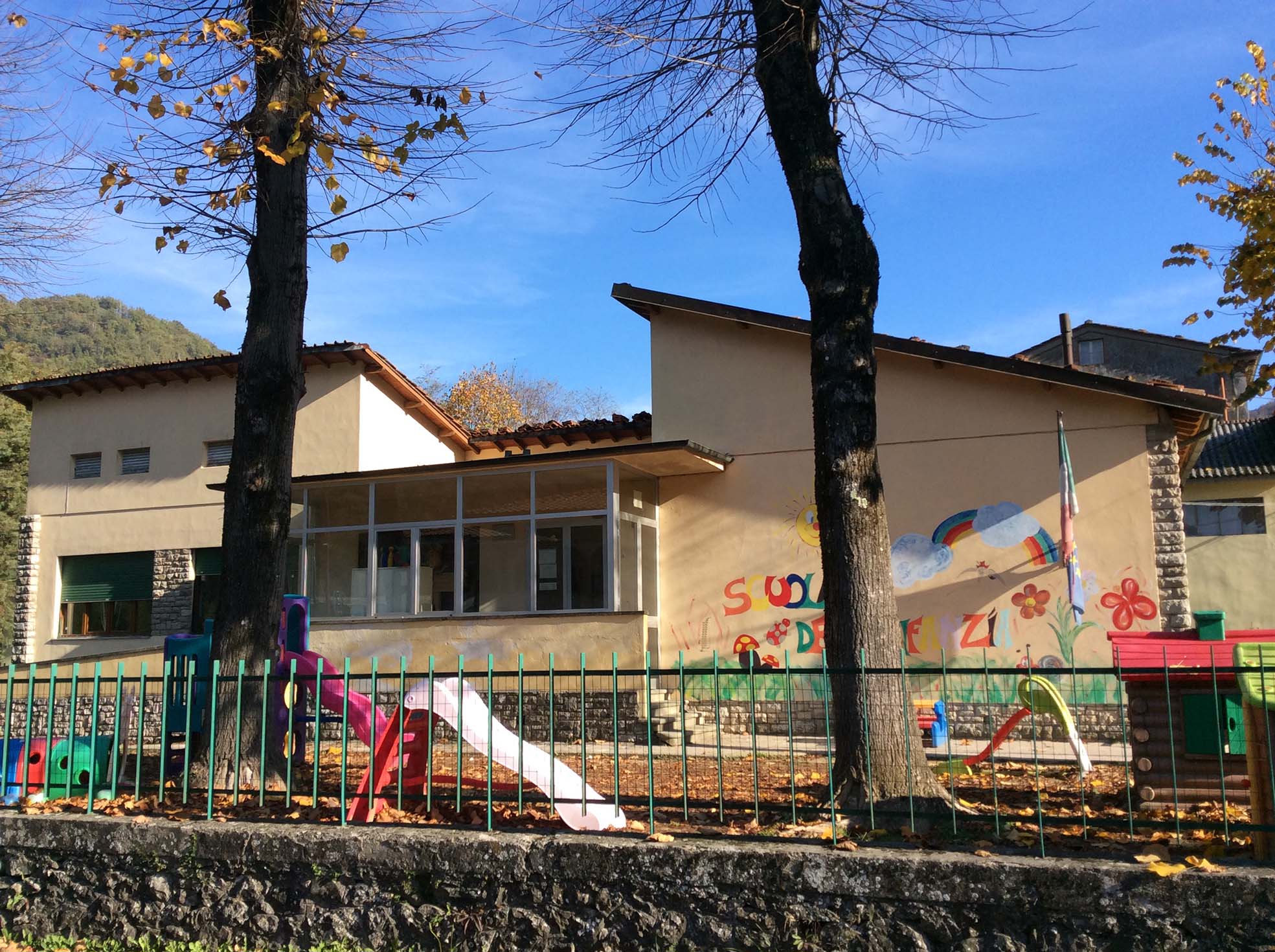 Calenzano, prete che molestò bambina di 10 anni vive vicino a una scuola materna. Abitanti: “Devono sbatterlo in carcere”