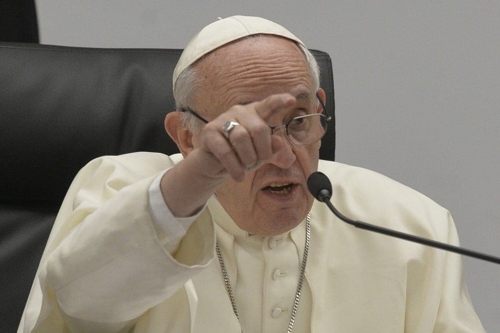 Il Papa convoca i capi dei vescovi. Ma per il “rimpasto” dei cardinali c’è da aspettare