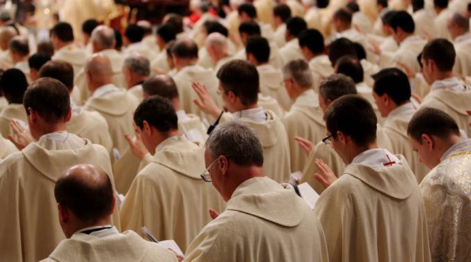 Germania, pubblicato report sugli abusi sessuali dei preti cattolici: 3.677 bambini coinvolti in 68 anni