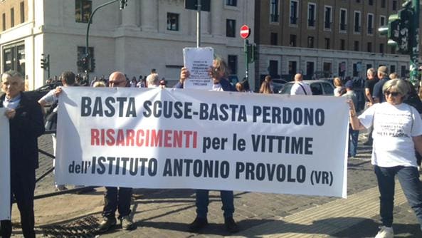 Abusati dai preti  In 50 al sit-in  in Vaticano